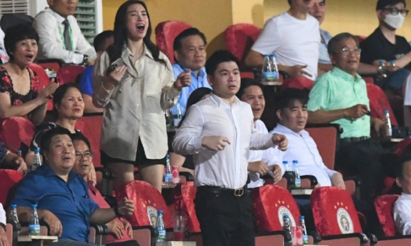 Hoa hậu Đỗ Mỹ Linh và chồng chủ tịch CLB Hà Nội ăn mừng hụt, nàng hậu biểu cảm cực dễ thương khi hiếm hoi xuất hiện ở SVĐ