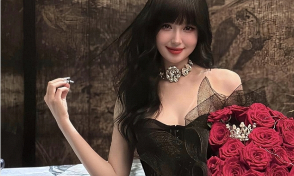 U40 của 'đệ nhất hot girl' Tâm Tít: Sống hưởng thụ như bà hoàng, nhan sắc đảo ngược lão hoá gây khó hiểu