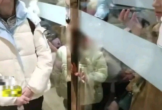 Bé gái bị kẹp tay vào cửa siêu thị, gào khóc thảm thiết nhưng nhân viên không cho giải cứu: Lý do đằng sau gây phẫn nộ