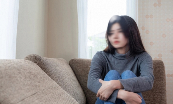 Ngã quỵ khi đọc tin nhắn của bạn trai với người phụ nữ lớn tuổi trong công ty