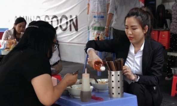 Giờ ăn trưa biến thành 'cực hình' của dân văn phòng: Trùm kín mít, chỉ dám ăn trong vòng 5-7 phút để vượt qua cái nắng