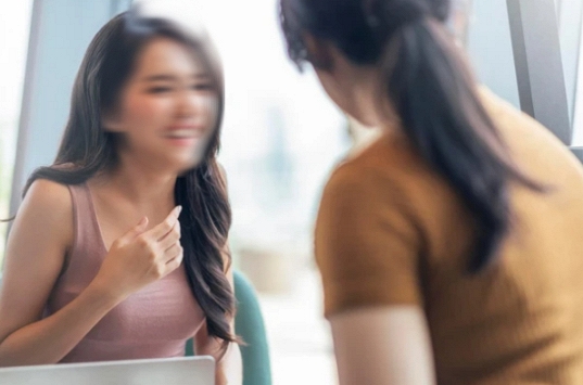 Đêm tân hôn, sắp đến giờ tắt đèn thì chị chồng gõ cửa, trao trả chiếc hộp nữ trang khiến tôi mừng khôn xiết