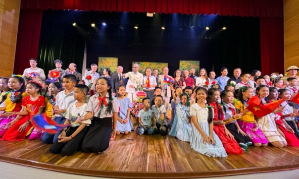 Sân khấu Lệ Ngọc 'cháy hết mình' trong 'Lá đơn thứ 72” trên sân khấu đất nước Lào