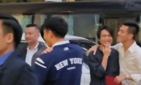 Clip: Dàn tuyển thủ Việt Nam tươi rói đổ bộ đám cưới Quang Hải và Chu Thanh Huyền