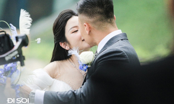 Quang Hải và Chu Thanh Huyền lộ diện ở tiệc cưới ngoài trời, khóa môi cực tình cảm, visual cô dâu gây chú ý