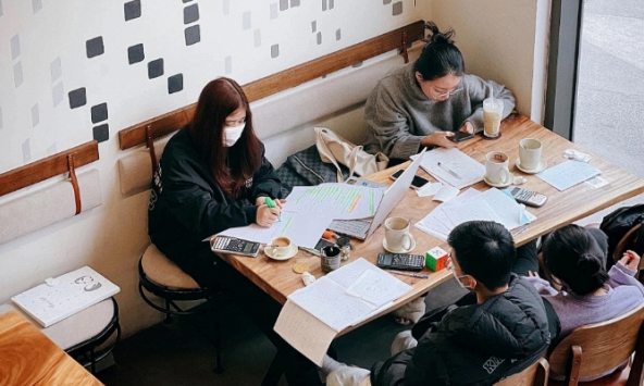 Đang 'tám' với bạn trong quán cà phê thì bị nhắc 'im lặng để người ta làm việc': Rốt cuộc làm gì ở quán cà phê mới đúng?