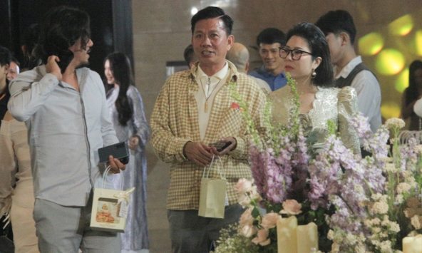 HLV Hoàng Anh Tuấn cùng 'người đặc biệt' dự đám cưới Quang Hải, khi ra về còn được trò cưng tặng món quà này