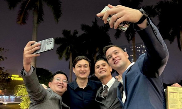 3 cầu thủ Việt kiều chung khung hình khiến chị em ngất ngây: Lâm Tây đẹp trai khỏi nói, choáng nhất là chàng trai nhìn như 'tài tử Hollywood' này!