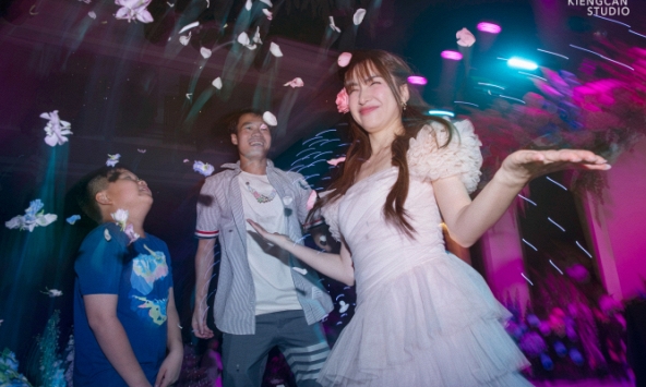 Ảnh nét căng Hoà Minzy 'quẩy' hết nấc cùng Văn Toàn mặc tin đồn yêu đương, Tiến Linh như khóc ôm chầm lấy Văn Lâm