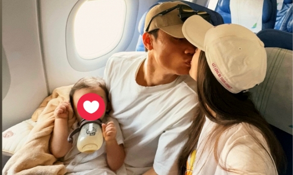 Cầu thủ đổ xô đi du lịch: Bùi Tiến Dũng khoá môi vợ cực tình trên máy bay, Lâm “Tây” cùng Yến Xuân đi Đà Lạt