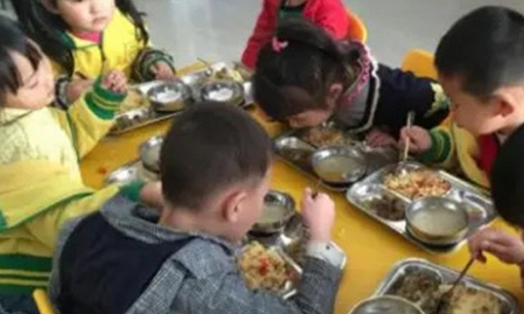 Con đi học về mách ở trường không được ăn no, mẹ đùng đùng tìm cô giáo tranh luận rồi ngượng chín mặt khi nghe lời cô nói