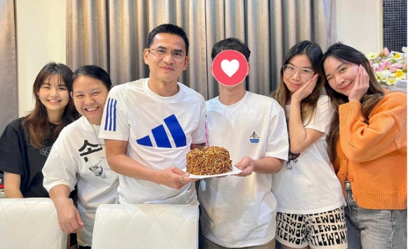 Sao HAGL bất ngờ chung khung hình với 3 cô gái xinh đẹp ở Thái Lan, dân mạng lập tức vào 'đẩy thuyền'