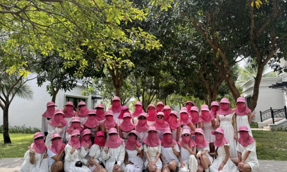 Bức ảnh đi team building giữa ngày nắng đỉnh điểm của một công ty nhận nhiều 'haha' nhất lúc này: Rồi có nhớ mình đứng đâu không?