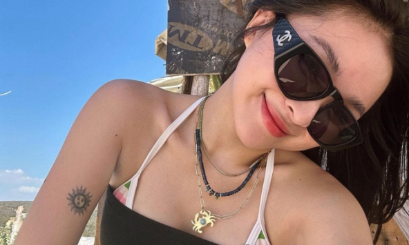 Yêu 5 năm đùng cái chia tay, bạn trai kết hôn người mới, gái xinh lao vào công việc livestream chốt đơn 'ầm ầm'