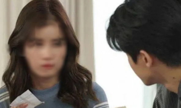  Nhìn đống thuốc bổ đặt trên bàn, tôi ngao ngán thở dài còn chồng vò đầu bứt tóc trong khổ sở