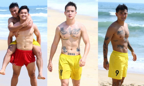 Dàn cầu thủ đọ body cực phẩm: Khoe toàn 'múi sầu riêng', đá bóng dầm mưa dãi nắng mà vẫn trắng bóc