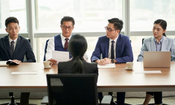 Sếp nữ hỏi 'Tôi và vợ cậu, ai xinh hơn?', nam ứng viên EQ cao trả lời khiến HR cười tủm tỉm và tuyển luôn