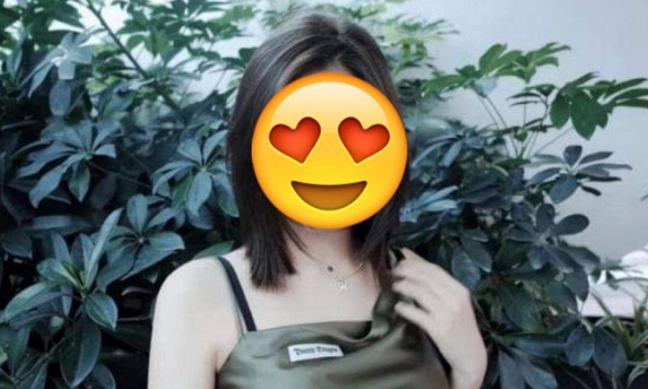 Con gái nam ca sĩ nổi tiếng trổ mã, gợi cảm ở tuổi 18, được mẹ kế nuôi dạy khéo đến nỗi mẹ ruột ghen tỵ, lên báo tố cáo