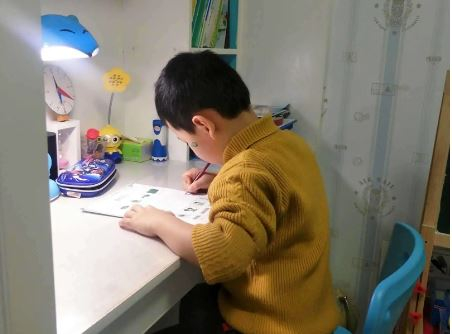 Đang chấm bài kiểm tra, cô giáo phải bật cười trước những dòng văn của học sinh: Lòng tốt này của em, cô không dám nhận!