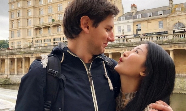 Thái độ lạ của đôi Vbiz hủy hôn sau 13 năm yêu: Người dửng dưng, người có hành động lưu luyến tình cũ?