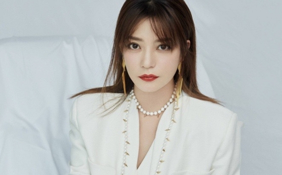 Triệu Vy bị phong tỏa tài sản, bít cửa quay trở lại showbiz