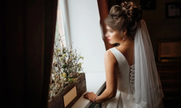 Thấy thái độ của con rể trong đám cưới, bố liền bảo tôi xách váy về cùng ông luôn