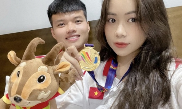 Bạn gái Văn Tùng “10 điểm không có nhưng”, thức đêm xem U23 Việt Nam, còn động viên “giỏi lắm” khi chàng lập công