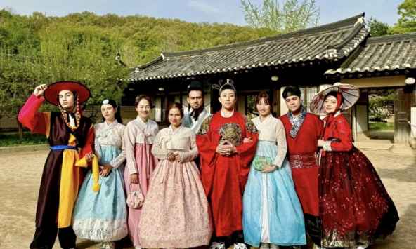 Khoe hình du lịch cùng hội bạn thân, Trấn Thành gây tranh cãi vì dòng trạng thái vừa sai vừa nhạy cảm