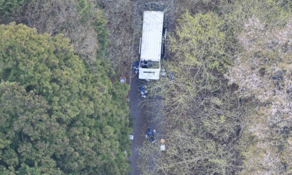 Vụ án rúng động Nhật Bản: Hai thi thể xếp chồng lên nhau trong trạng thái kinh hoàng, được phát hiện trong rừng vì tưởng là ma-nơ-canh