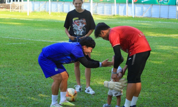 Bất ngờ với phong cách cực khác của vợ mẫu tây Bùi Tiến Dũng khi đến CLB HAGL thăm chồng