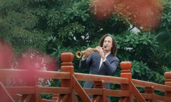 “Huyền thoại” saxophone Kenny G viết thư tay nhắn nhủ điều đặc biệt về Hà Nội