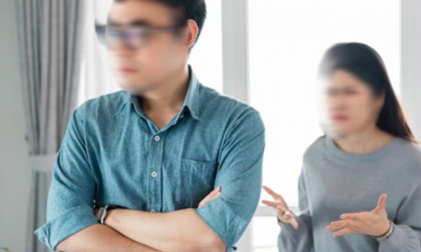 Mẹ chồng tới chơi thì thấy con trai ăn cơm một mình, biết lý do, bà sửng cồ mắng chồng tôi một trận dài 30 phút