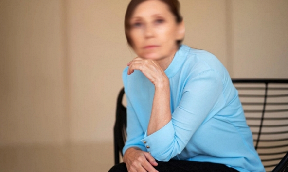 Mẹ tôi một mình bắt taxi đi nộp đơn ly hôn, nghe xong lý do mà tôi không muốn khuyên can ngăn cản