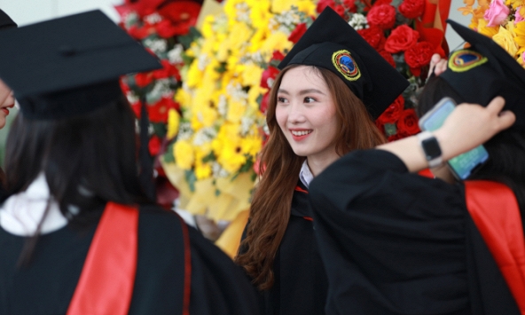Toàn cảnh lễ tốt nghiệp Đại học Quốc tế Sài Gòn: Toàn khách mời đỉnh, thủ khoa toàn khóa có thành tích siêu 'khủng'