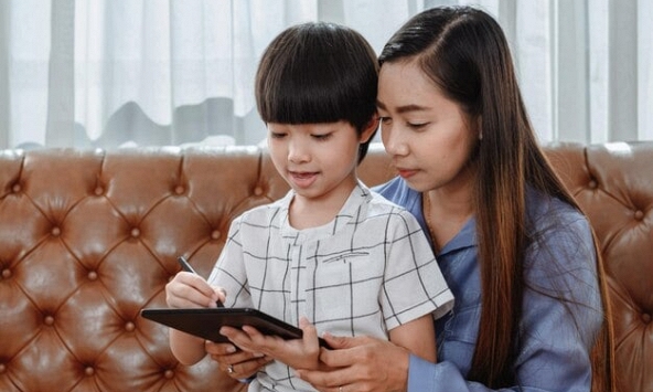 Bà mẹ xin tư vấn nên cho con học trường công hay tư, nhìn sang thu nhập mà 'hú hồn': Bao nhiêu người cả đời 'với' không tới