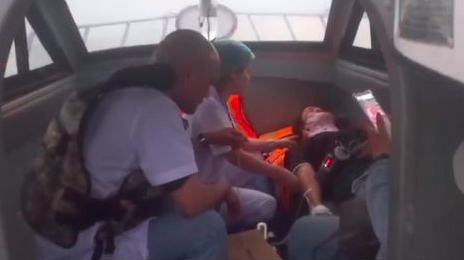 Cô gái 25 tuổi gặp tai nạn giao thông ngoài đảo, các bác sĩ ở Quảng Ninh lập tức lên xuồng, vượt sóng ngay trong đêm