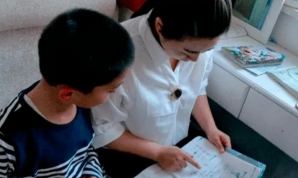 Con làm 7 - 5 = 2 bị gạch sai, phụ huynh xem xong 'tăng xông', nghe cô giải thích càng hoang mang: Gì vậy trời?