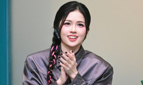 Đạp gió đăng clip màn diễn solo của 35 chị đẹp, duy nhất Suni Hạ Linh bị bỏ quên?