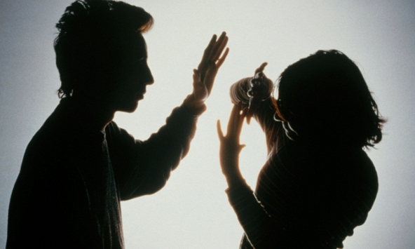 1 nữ diễn viên đệ đơn ly hôn ở tuổi 64, tố cáo chồng trẻ quấy rối tình dục chị gái mình