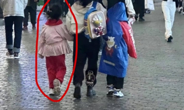 Sự thật đằng sau hình ảnh 'người mẹ thiên vị' gây bão MXH: Clip gốc được tiết lộ, hành động của bà mẹ khiến ai cũng... suy 