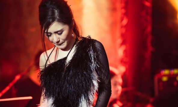 Hương Tràm phải vay nợ trước khi qua Mỹ