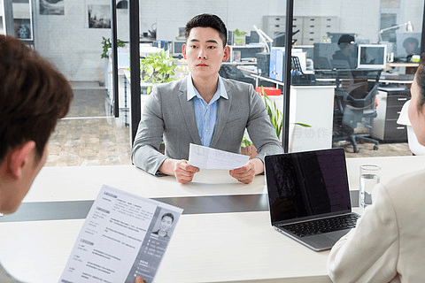 Sếp hỏi: 'Tại sao vịt nấu chín lại bay?', ứng viên EQ cao chốt một câu khiến HR 'ngã ngửa' rồi được tuyển dụng luôn