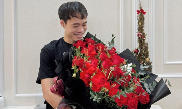 Văn Toàn úp mở chuyện thành đôi với cô nàng váy đỏ bị ông Park Hang-seo vào dìm không thương tiếc