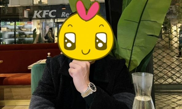 Danh tính thanh niên thu nhập hàng chục tỷ/năm, về nhà vẫn nấu ăn may váy cho vợ: Cô gái nào cưới được anh này có phúc thế!