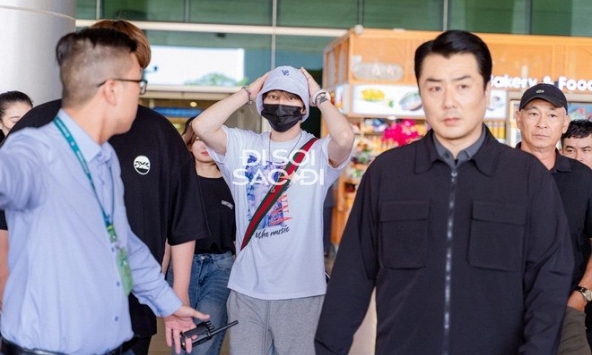 Kim Jae Joong đổ bộ Tân Sơn Nhất: Bịt kín mít vẫn cực 'hack tuổi', hóa 'chiến thần chào hỏi' từng fan một!