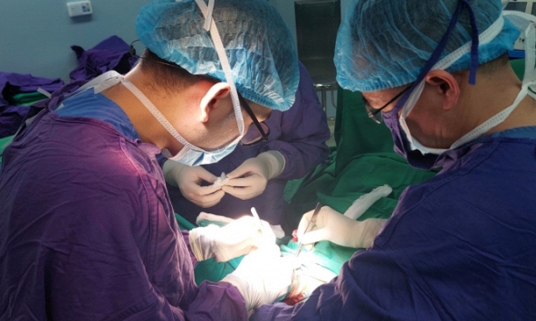 Người đàn ông đi lệch hẳn về một phía, nguyên nhân đến từ... vùng kín