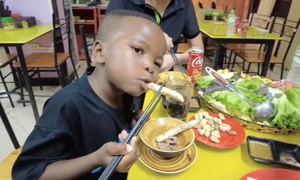 'Thánh review' Lôi Con liên tục chiếm spotlight trên kênh của Quang Linh Vlogs, biểu cảm khi ăn món nào ở Việt Nam cũng khiến dân mạng bật cười