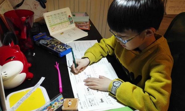 2,1 triệu người xem bài tập bị điểm 0 của cậu bé tiểu học rồi cười đến tắt tiếng, cuối cùng cũng hiểu vì sao giáo viên hay cáu