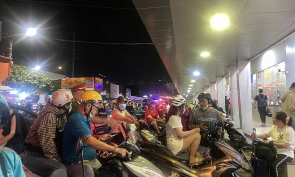 Bến xe miền Tây đông nghẹt dù đã nửa đêm: Hành khách chạy đôn đáo tìm vé xe về quê, trẻ nhỏ ngủ gục trên vai bố mẹ