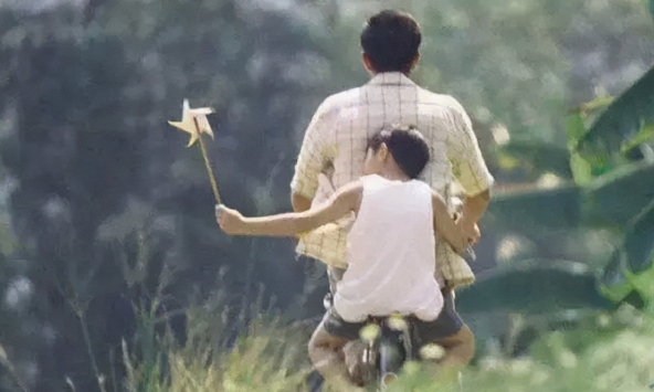 Cha mẹ không cần phải có học vấn cao siêu, chỉ cần làm được 2 điều này thì đời con sẽ tươi sáng